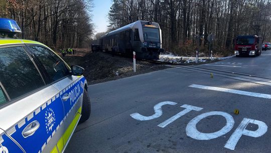 Gm. Izbica. Zderzenie busa z szynobusem w Wale. Jedna osoba trafiła do szpitala [ZDJĘCIA]