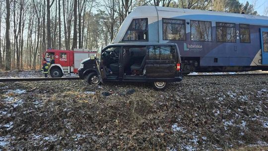 Gm. Izbica. Zderzenie busa z szynobusem w Wale. Jedna osoba trafiła do szpitala [ZDJĘCIA]