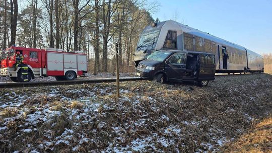 Gm. Izbica. Zderzenie busa z szynobusem w Wale. Jedna osoba trafiła do szpitala [ZDJĘCIA]
