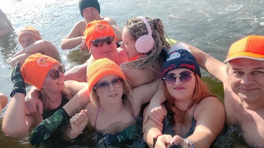 Krasnostawskie Karpie wykąpały się w przerębli [GALERIA ZDJĘĆ]