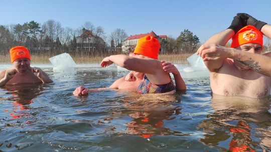 Krasnostawskie Karpie wykąpały się w przerębli [GALERIA ZDJĘĆ]