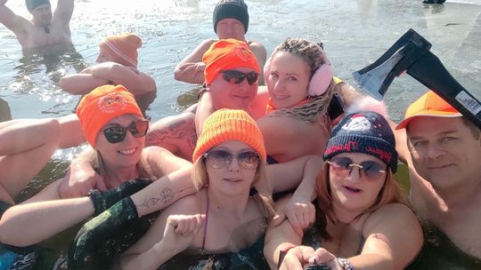 Krasnostawskie Karpie wykąpały się w przerębli [GALERIA ZDJĘĆ]