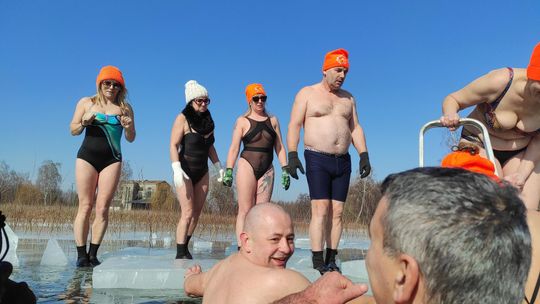 Krasnostawskie Karpie wykąpały się w przerębli [GALERIA ZDJĘĆ]