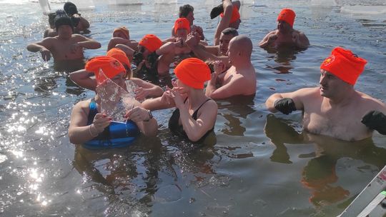 Krasnostawskie Karpie wykąpały się w przerębli [GALERIA ZDJĘĆ]