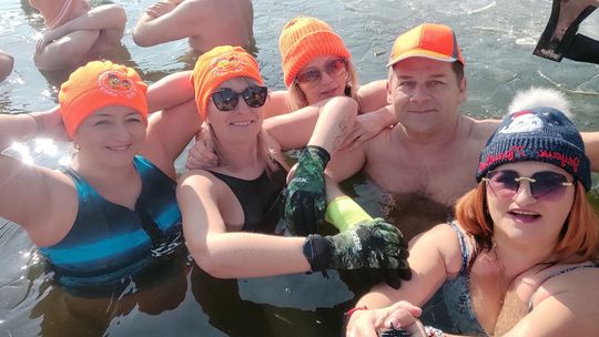 Krasnostawskie Karpie wykąpały się w przerębli [GALERIA ZDJĘĆ]