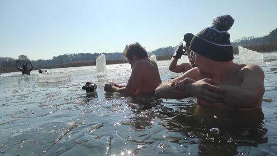 Krasnostawskie Karpie wykąpały się w przerębli [GALERIA ZDJĘĆ]