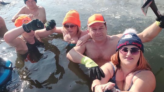 Krasnostawskie Karpie wykąpały się w przerębli [GALERIA ZDJĘĆ]