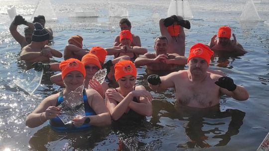 Krasnostawskie Karpie wykąpały się w przerębli [GALERIA ZDJĘĆ]