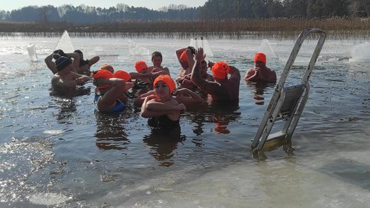 Krasnostawskie Karpie wykąpały się w przerębli [GALERIA ZDJĘĆ]