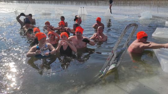 Krasnostawskie Karpie wykąpały się w przerębli [GALERIA ZDJĘĆ]
