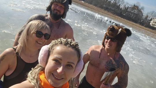 Krasnostawskie Karpie wykąpały się w przerębli [GALERIA ZDJĘĆ]