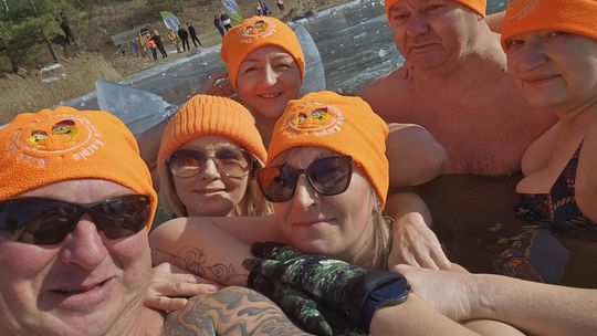 Krasnostawskie Karpie wykąpały się w przerębli [GALERIA ZDJĘĆ]