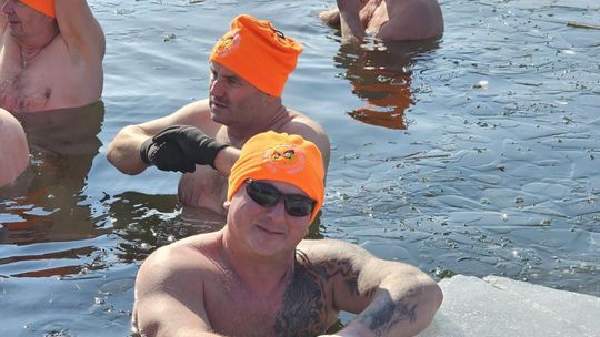 Krasnostawskie Karpie wykąpały się w przerębli [GALERIA ZDJĘĆ]