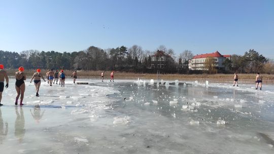Krasnostawskie Karpie wykąpały się w przerębli [GALERIA ZDJĘĆ]