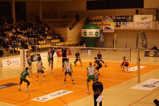 Przerwali passę lidera. Niepokonany dotąd ChKS Chełm uległ KKS-owi Mickiewicz Kluczbork [ZDJĘCIA]