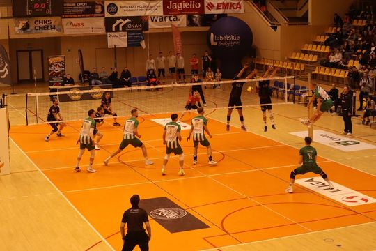 Przerwali passę lidera. Niepokonany dotąd ChKS Chełm uległ KKS-owi Mickiewicz Kluczbork [ZDJĘCIA]