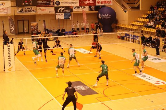Przerwali passę lidera. Niepokonany dotąd ChKS Chełm uległ KKS-owi Mickiewicz Kluczbork [ZDJĘCIA]