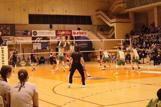 Przerwali passę lidera. Niepokonany dotąd ChKS Chełm uległ KKS-owi Mickiewicz Kluczbork [ZDJĘCIA]
