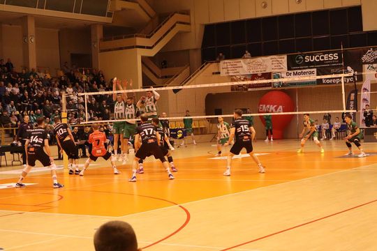 Przerwali passę lidera. Niepokonany dotąd ChKS Chełm uległ KKS-owi Mickiewicz Kluczbork [ZDJĘCIA]