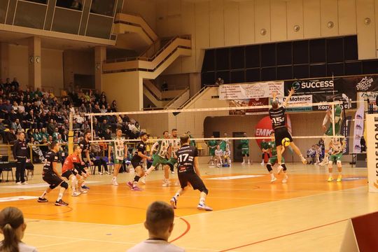 Przerwali passę lidera. Niepokonany dotąd ChKS Chełm uległ KKS-owi Mickiewicz Kluczbork [ZDJĘCIA]