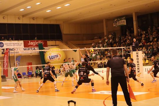 Przerwali passę lidera. Niepokonany dotąd ChKS Chełm uległ KKS-owi Mickiewicz Kluczbork [ZDJĘCIA]