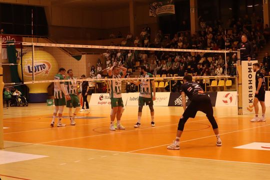 Przerwali passę lidera. Niepokonany dotąd ChKS Chełm uległ KKS-owi Mickiewicz Kluczbork [ZDJĘCIA]