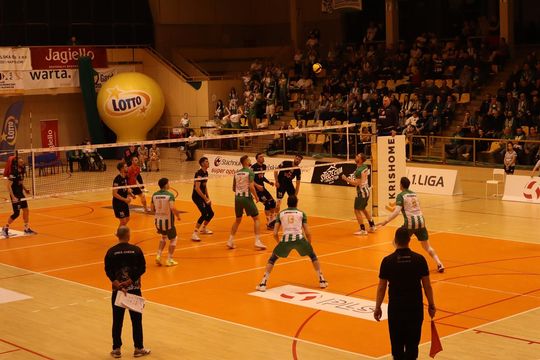 Przerwali passę lidera. Niepokonany dotąd ChKS Chełm uległ KKS-owi Mickiewicz Kluczbork [ZDJĘCIA]