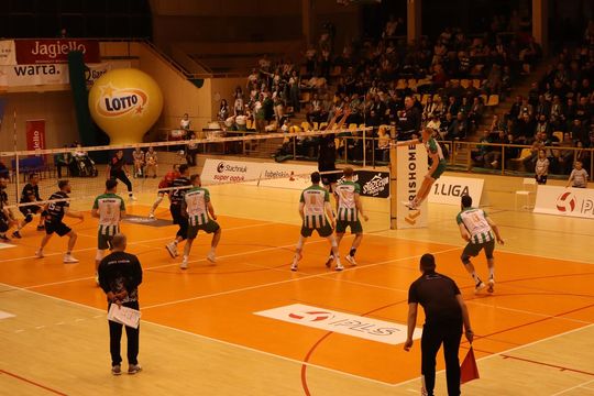 Przerwali passę lidera. Niepokonany dotąd ChKS Chełm uległ KKS-owi Mickiewicz Kluczbork [ZDJĘCIA]