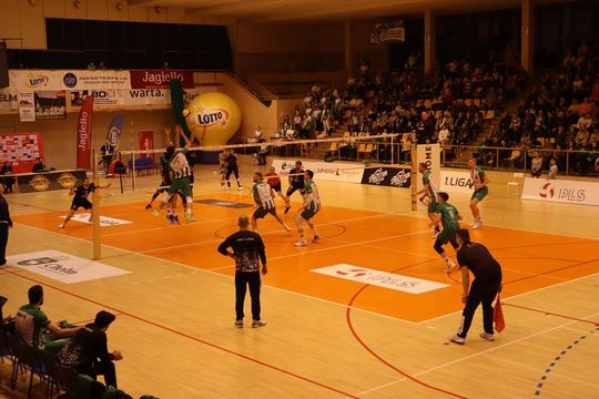 Przerwali passę lidera. Niepokonany dotąd ChKS Chełm uległ KKS-owi Mickiewicz Kluczbork [ZDJĘCIA]