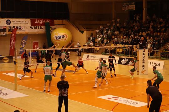 Przerwali passę lidera. Niepokonany dotąd ChKS Chełm uległ KKS-owi Mickiewicz Kluczbork [ZDJĘCIA]