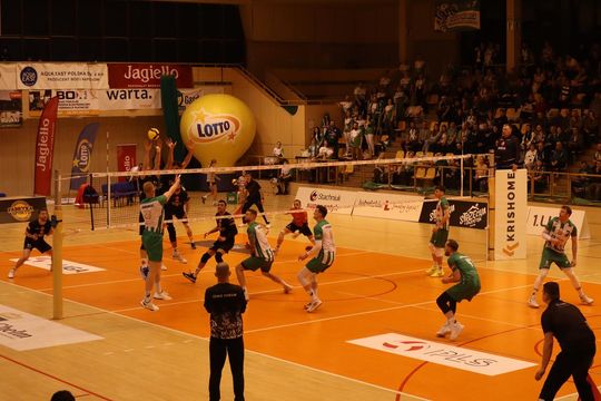 Przerwali passę lidera. Niepokonany dotąd ChKS Chełm uległ KKS-owi Mickiewicz Kluczbork [ZDJĘCIA]