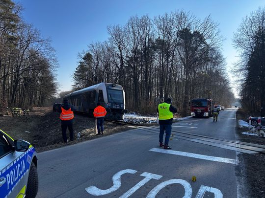 Gm. Izbica. Zderzenie busa z szynobusem w Wale. Jedna osoba trafiła do szpitala [ZDJĘCIA]