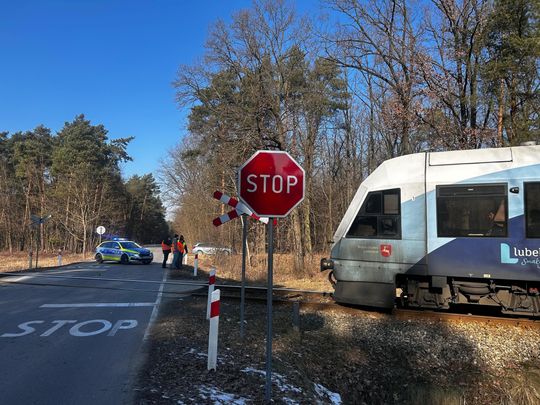 Gm. Izbica. Zderzenie busa z szynobusem w Wale. Jedna osoba trafiła do szpitala [ZDJĘCIA]
