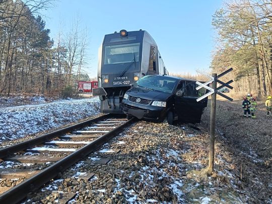 Gm. Izbica. Zderzenie busa z szynobusem w Wale. Jedna osoba trafiła do szpitala [ZDJĘCIA]