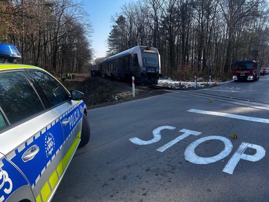 Gm. Izbica. Zderzenie busa z szynobusem w Wale. Jedna osoba trafiła do szpitala [ZDJĘCIA]