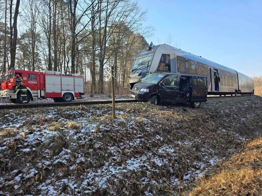 Gm. Izbica. Zderzenie busa z szynobusem w Wale. Jedna osoba trafiła do szpitala [ZDJĘCIA]