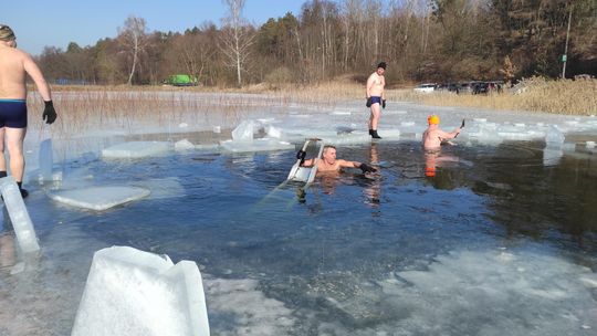 Krasnostawskie Karpie wykąpały się w przerębli [GALERIA ZDJĘĆ]