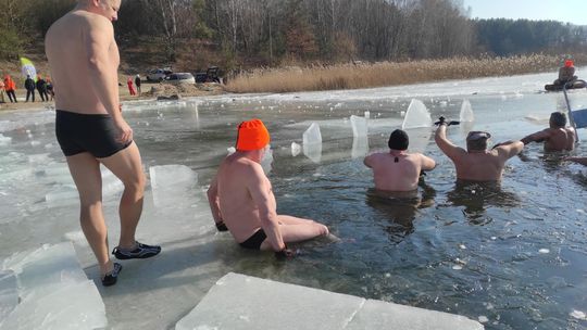 Krasnostawskie Karpie wykąpały się w przerębli [GALERIA ZDJĘĆ]