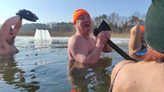 Krasnostawskie Karpie wykąpały się w przerębli [GALERIA ZDJĘĆ]