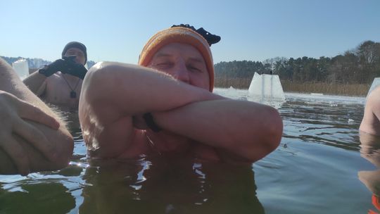 Krasnostawskie Karpie wykąpały się w przerębli [GALERIA ZDJĘĆ]