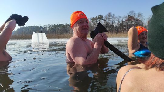 Krasnostawskie Karpie wykąpały się w przerębli [GALERIA ZDJĘĆ]