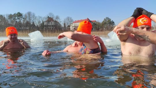 Krasnostawskie Karpie wykąpały się w przerębli [GALERIA ZDJĘĆ]