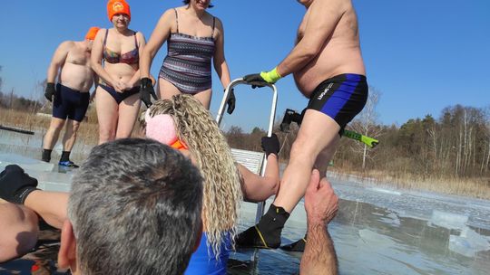 Krasnostawskie Karpie wykąpały się w przerębli [GALERIA ZDJĘĆ]