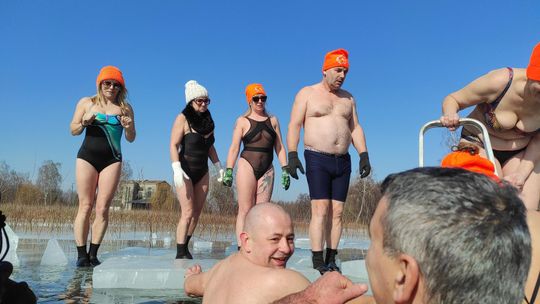 Krasnostawskie Karpie wykąpały się w przerębli [GALERIA ZDJĘĆ]