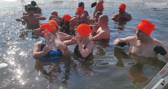 Krasnostawskie Karpie wykąpały się w przerębli [GALERIA ZDJĘĆ]