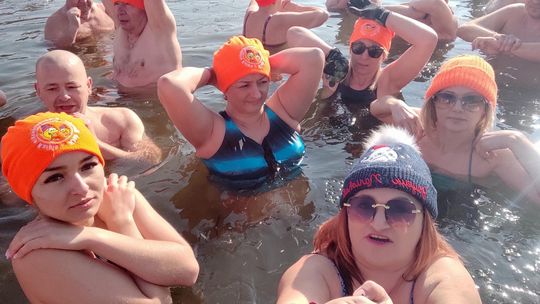 Krasnostawskie Karpie wykąpały się w przerębli [GALERIA ZDJĘĆ]