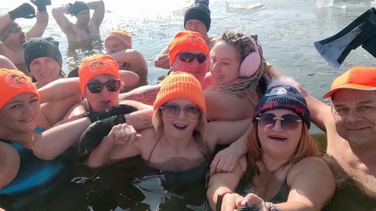 Krasnostawskie Karpie wykąpały się w przerębli [GALERIA ZDJĘĆ]