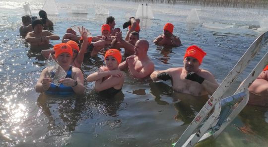 Krasnostawskie Karpie wykąpały się w przerębli [GALERIA ZDJĘĆ]