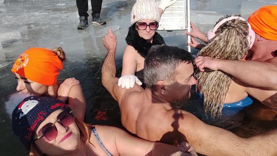 Krasnostawskie Karpie wykąpały się w przerębli [GALERIA ZDJĘĆ]