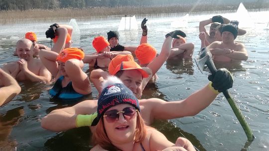 Krasnostawskie Karpie wykąpały się w przerębli [GALERIA ZDJĘĆ]